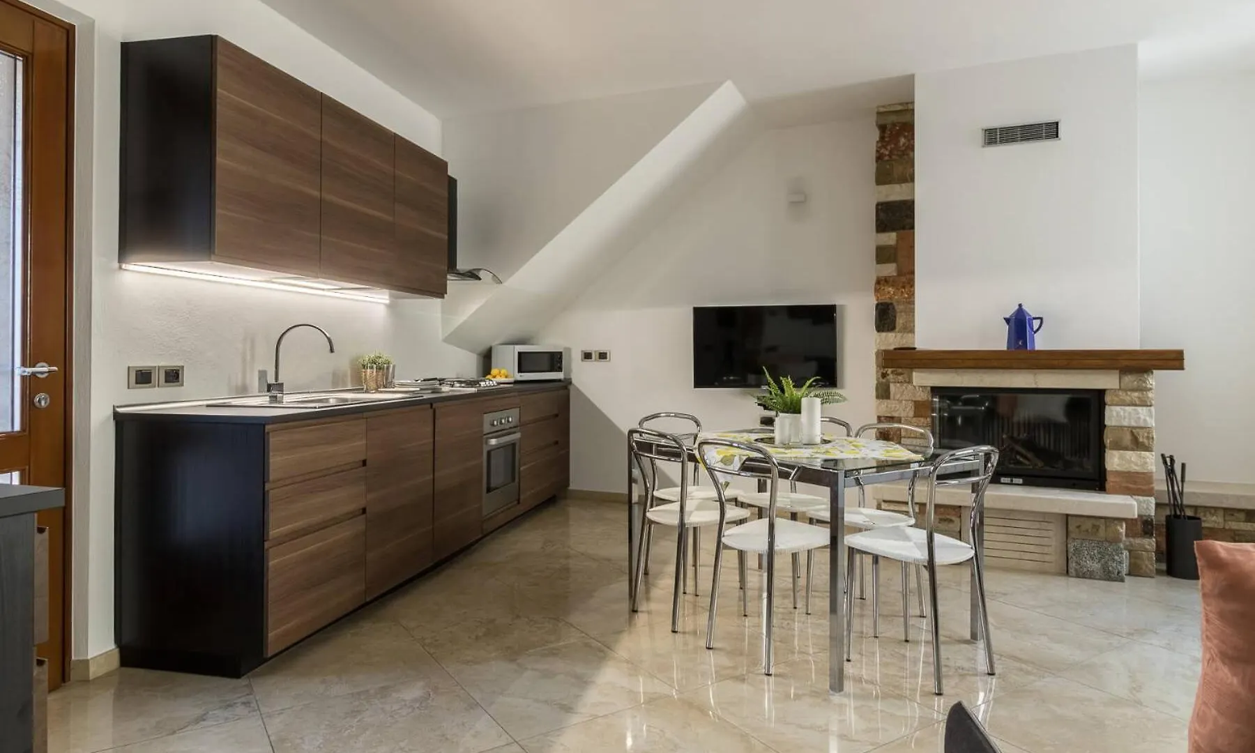 Albergo Diffuso Borgo Piovere In Tignale 0*,  Italy